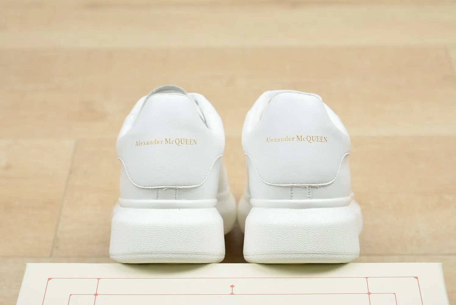 👟👟Ex-factory price 480👟👟 Mc Queen McQueen cowhide full white tail 35-44 ‼ ️‼ ️McQueen (Alexa**er McQue**n) Paris Fashion Week latest casual fashion sneakers high version ❗️❗️ Variety of fashion and different styles experience ‼ ️‼ ️Female size 34-40 Men’s size 38-44 Comes with full counter packaging